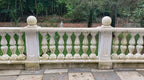 Casa Padrino Barock Garten Deko Säule mit Kugel Weiß 33 x 33 x H. 106 cm - Antik Stil Stein Säule - Prunkvolle Gartensäule - Barock Garten & Terrassen Deko Accessoires - Gartendeko im Barockstil
