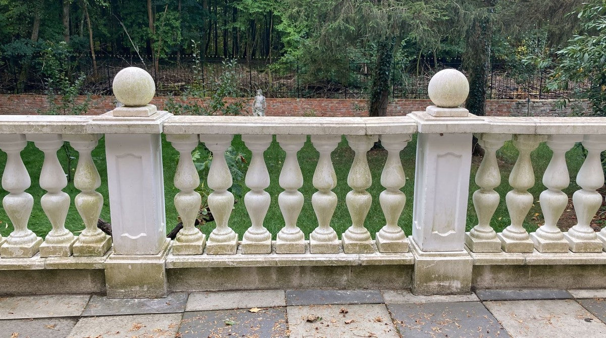 Casa Padrino Barock Garten Deko Säule mit Kugel Weiß 33 x 33 x H. 106 cm - Antik Stil Stein Säule - Prunkvolle Gartensäule - Barock Garten & Terrassen Deko Accessoires - Gartendeko im Barockstil