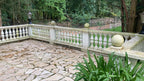 Casa Padrino Barock Garten Deko Säule mit Kugel Weiß 33 x 33 x H. 106 cm - Antik Stil Stein Säule - Prunkvolle Gartensäule - Barock Garten & Terrassen Deko Accessoires - Gartendeko im Barockstil