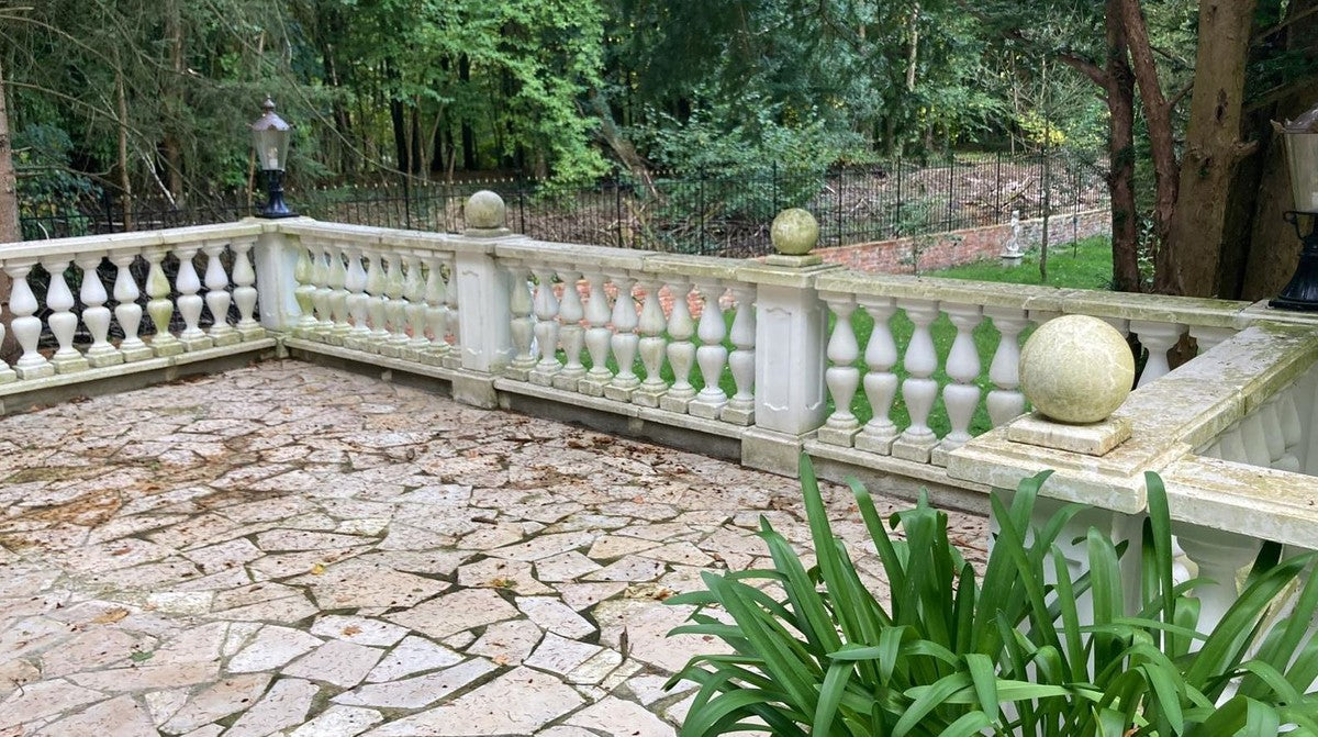 Casa Padrino Barock Garten Deko Säule mit Kugel Weiß 33 x 33 x H. 106 cm - Antik Stil Stein Säule - Prunkvolle Gartensäule - Barock Garten & Terrassen Deko Accessoires - Gartendeko im Barockstil