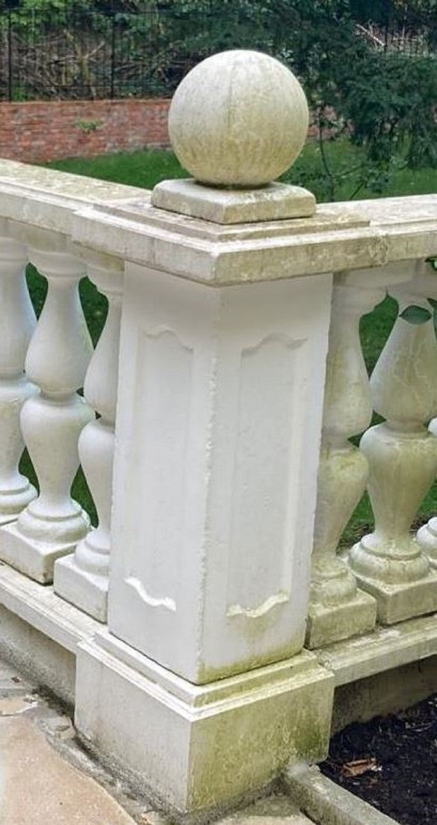 Casa Padrino Barock Garten Deko Säule mit Kugel Weiß 33 x 33 x H. 106 cm - Antik Stil Stein Säule - Prunkvolle Gartensäule - Barock Garten & Terrassen Deko Accessoires - Gartendeko im Barockstil