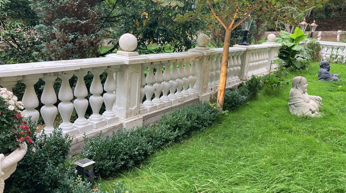 Casa Padrino Barock Garten Deko Säule mit Kugel Weiß 33 x 33 x H. 106 cm - Antik Stil Stein Säule - Prunkvolle Gartensäule - Barock Garten & Terrassen Deko Accessoires - Gartendeko im Barockstil