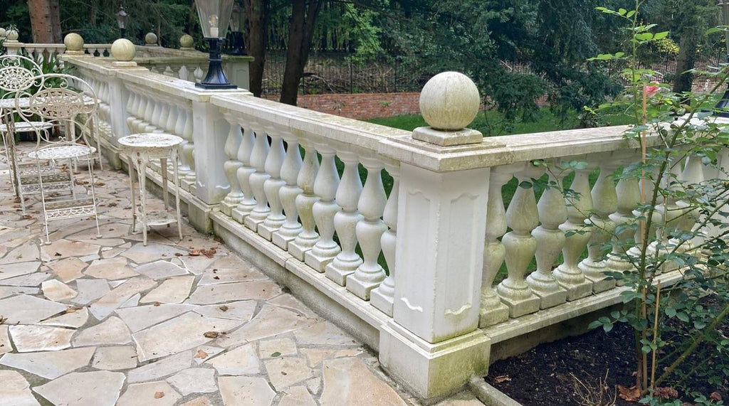 Casa Padrino Barock Garten Deko Säule mit Kugel Weiß 33 x 33 x H. 106 cm - Antik Stil Stein Säule - Prunkvolle Gartensäule - Barock Garten & Terrassen Deko Accessoires - Gartendeko im Barockstil