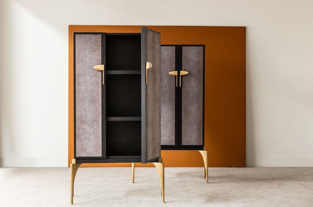 Casa Padrino Designer Barschrank Schwarz / Grau / Silber 90 x 50 x H. 160 cm - Massivholz Schrank mit 2 Türen - Wohnzimmer Möbel - Hotel Möbel - Luxus Kollektion