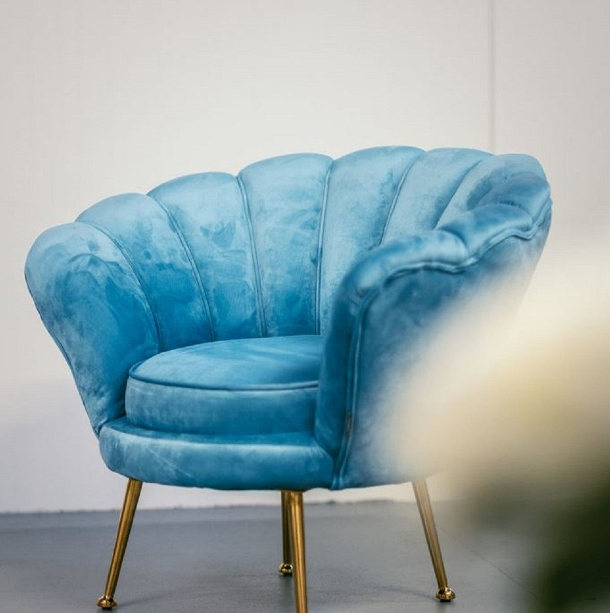 Casa Padrino Designer Kinder Samt Sessel Hellblau / Messingfarben 96 x 79 x H. 78 cm - Luxus Kindermöbel