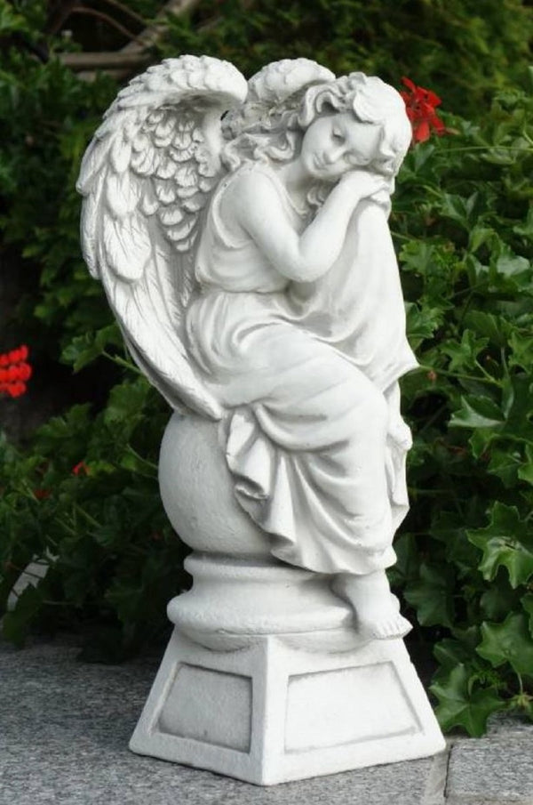 Casa Padrino Escultura de Decoración de Jardín Art Nouveau Ángel sobre Bola y Base Blanco / Gris A. 42 cm - Figura de Piedra para Decoración de Jardín Elegante - Accesorios de Decoración de Jardín