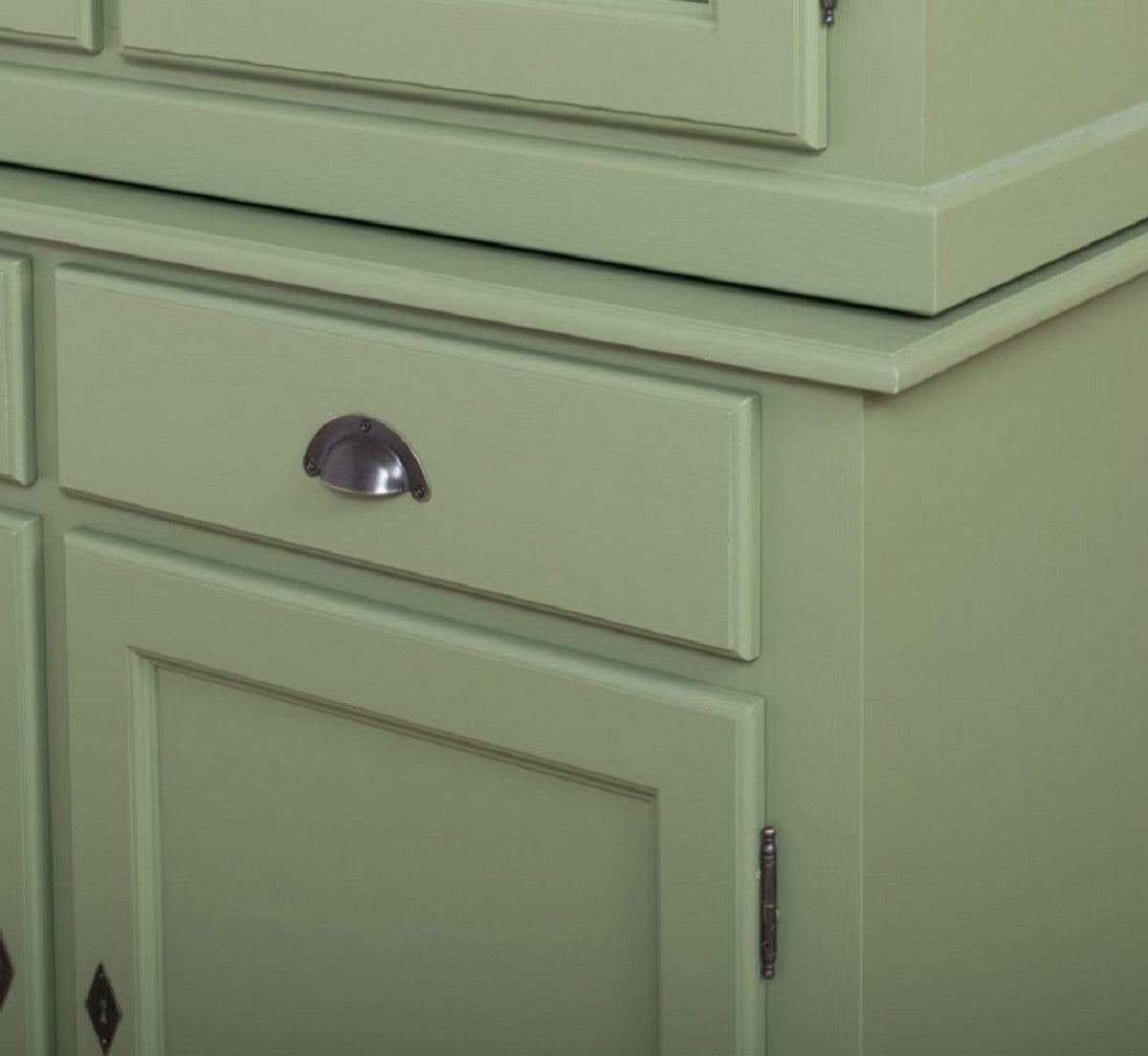 Casa Padrino Landhausstil Esszimmerschrank Grün 126 x 45 x H. 200 cm - Massivholz Küchenschrank - Esszimmermöbel im Landhausstil - Landhausstil Einrichtung - Esszimmer Einrichtung