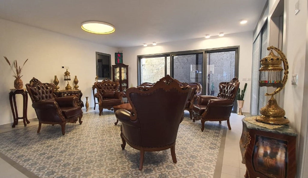 Casa Padrino Luxus Barock Leder Sofa Dunkelbraun / Braun - Wohnzimmer Echtleder Sofa mit dekorativen Kissen - Luxus Wohnzimmer Möbel im Barockstil - Barock Leder Möbel - Möbel Barockstil
