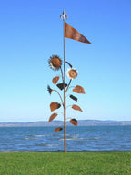 Casa Padrino Luxus XXL Garten Skulptur Sonnenblumen mit Flagge Rost / Silber 95 x 75 x H. 290 cm - Riesige XXL Garten Deko - Luxus Outdoor Deko - Luxus Garten Deko Accessoires